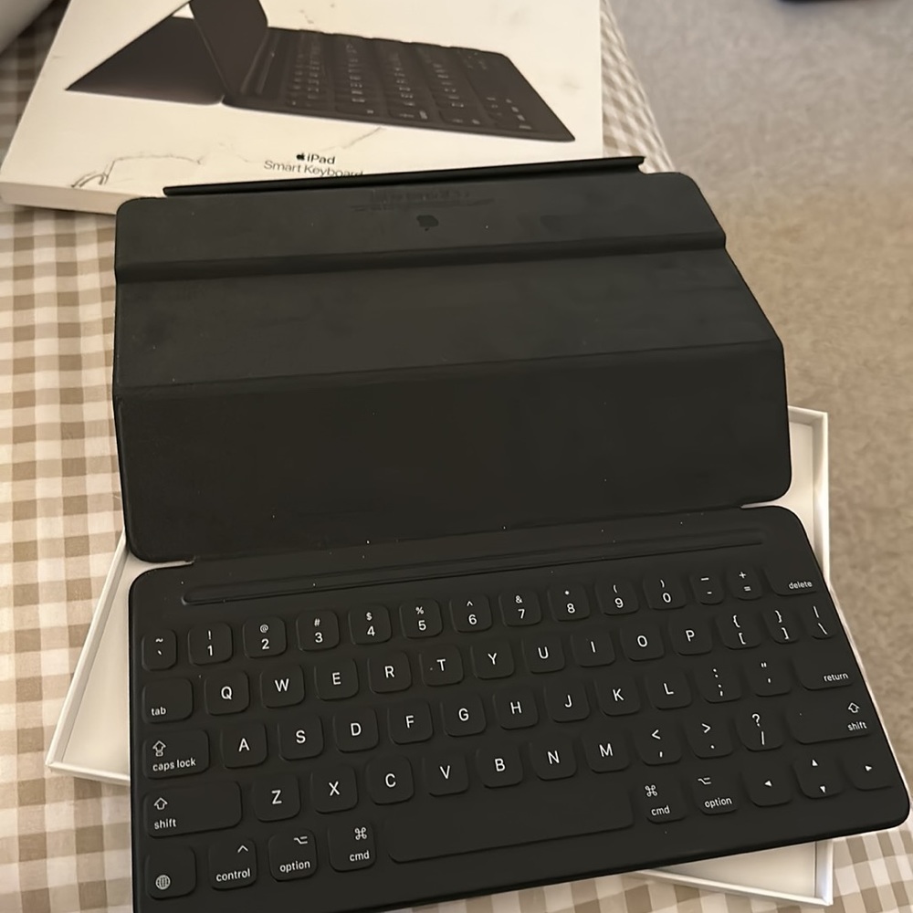 Apple iPad Smart Keyboard - Picture 3 of 3